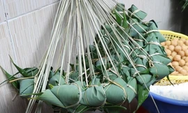 Clip: Gia đình người Hoa quây quần làm bánh bá trạng Tết Đoan Ngọ