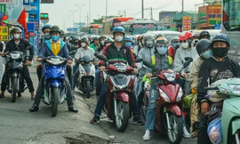 Mùng 5 Tết, người dân ùn ùn trở lại TPHCM, cửa ngõ phía Tây tăng nhiệt 