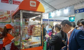 Hàng nghìn người đổ về lễ hội bánh mì trong ngày đầu mở cửa