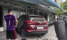 Ô tô 7 chỗ tông loạt xe máy, nhiều người bị thương