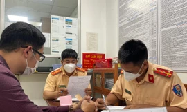 Tài xế Ford Everest chạy đường cấm trên cầu Sài Gòn bị phạt 2.5 triệu đồng, tước GPLX 2 tháng