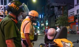 Công an trắng đêm giữ gìn trật tự cho người dân vui chơi năm mới