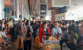 Sân bay Tân Sơn Nhất đông nghịt người đón Việt kiều