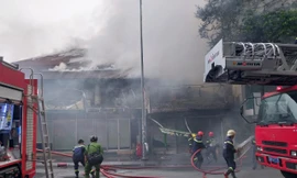 Sau tiếng nổ lớn, cửa hàng tranh giữa trung tâm thành phố bị lửa thiêu rụi