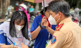 TPHCM: CSGT phân luồng, phát nước tận tình hỗ trợ thí sinh vượt vũ môn