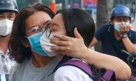 Phụ huynh đội nắng ngóng thí sinh “vượt vũ môn” vào lớp 10