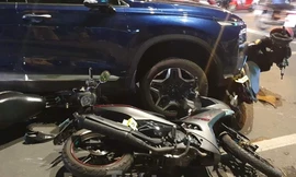 Đạp nhầm chân ga, tài xế ô tô tông nhiều xe máy đứng chờ đèn đỏ 