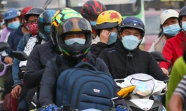 Người dân trở lại TPHCM: Cửa ngõ ùn ứ, sân bay Tân Sơn Nhất chật kín người