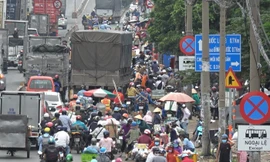 Bất chấp nguy hiểm, người dân ùn ùn đi ngược chiều trước chợ đầu mối Thủ Đức