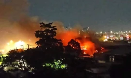 Xưởng gỗ cháy ngùn ngụt trong đêm, cảnh sát đập cửa từng nhà để sơ tán dân