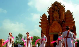 Ngắm tháp Chăm ở Hà Nội