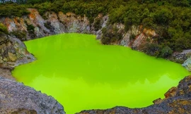 Khu vực địa nhiệt phát ánh sáng xanh neon