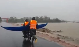 Cảm động chiến sĩ công an chạy bộ 2km lấy thuyền đưa người dân đi cấp cứu