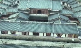 Khu nhà cổ 10.000 tấn nằm trên đầm lầy