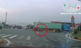 Vượt đèn đỏ, xe máy tông thẳng vào container, tài xế nằm bất động tại chỗ