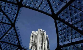 Đèn lồng khổng lồ làm bằng 7.000 vỏ bình nước