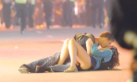 Bức ảnh TÌnh yêu thời bạo loạn