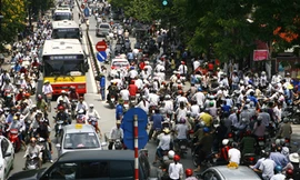 Ùn tắc ở đường Chùa Bộc (Hà Nội) Ảnh: Hồng Vĩnh