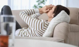 Nguyên nhân test nhanh COVID-19 âm tính nhưng vẫn ho, đau họng