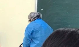 Cô giáo mặc đồ bảo hộ kín mít lên lớp và sự thật phía sau