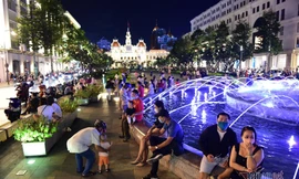 TP.HCM: Phố đi bộ Nguyễn Huệ nhộn nhịp ngày cuối tuần