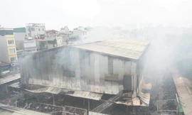 Chợ cháy tan hoang, tiểu thương phá tường 'giải cứu' hàng hóa