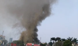 Cột khói bốc cao hàng chục mét. Ảnh: Phung Dinh Manh.