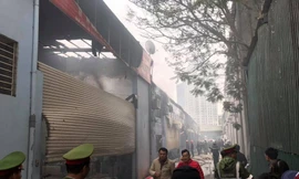 Khu xưởng ô tô bị lửa thiêu rụi trưa 13/12.