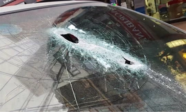 Sắt công trình rơi trúng xe ô tô 7 chỗ