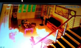 Hình ảnh được camera ghi lại cảnh người đàn ông cầm dao truy sát 3 người sau đó phóng hỏa đốt nhà.