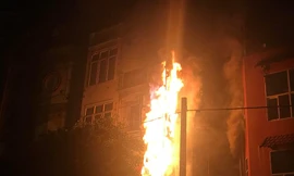 Ngọn lửa bùng lên dữ dội bên ngoài quán massage.