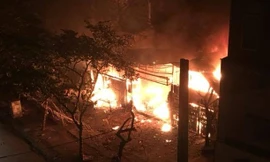 Lửa bốc cháy dữ dội tại hai ki-ốt. Ảnh: Facebook