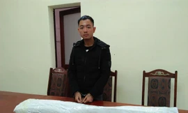 Hưng cùng tang vật vụ án. Ảnh: Công an Hưng Yên.