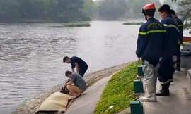 Hai nạn nhân được đưa lên bờ.