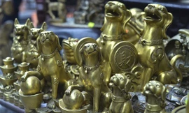 Tượng chó bằng đồng giá bạc triệu hút khách năm Mậu Tuất