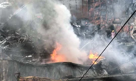 Đám cháy lớn bùng phát tại nhà máy nhựa và chợ Gạo (Hưng Yên) khiến nhiều tài sản của người dân bị thiêu rụi.