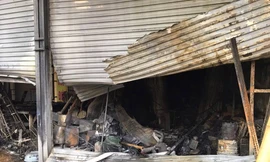 Nhiều tài sản bên trong dãy ki-ốt bị hư hỏng sau vụ cháy.