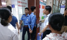 Hai mẹ con bà H. được đưa đến bệnh viện Xanh-Pôn cấp cứu. Do vết thương quá nặng bà H. tử vong.