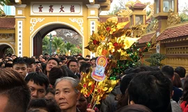 Chiều 16/2, rất đông người dân Thủ đô đã đổ về những ngôi chùa lớn để cầu mong bình an và may mắn trong dịp đầu xuân.