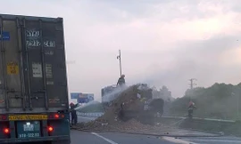 Mùn gỗ trên thùng xe tràn xuống lòng đường. Ảnh: Facebook.