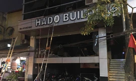 Cháy tòa nhà trên phố Cao Đạt, nhiều người đập cửa kính thoát thân