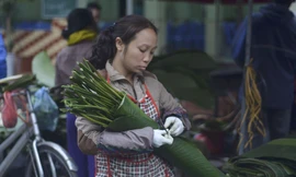 Những ngày cuối năm, chợ lá dong trở nên sôi động, kẻ mua người bán tấp nập từ sáng sớm. Ảnh: Thanh Hà.