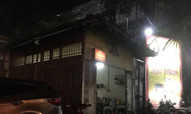 Nơi nam thanh niên trèo lên mái nhà chạy trốn.