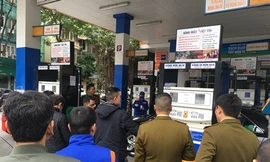 Sáng 11/1, ghi nhận tại cửa hàng xăng dầu số 4 trên đường Trần Hưng Đạo (Hà Nội) sau khi bị tố đổ sai 10 lít xăng vẫn đông nghịt người mua. Ảnh: Thanh Hà