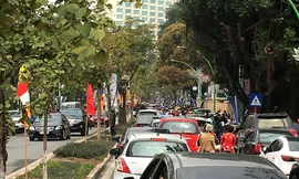 Ghi nhận của PV, chiều mồng Một Tết, nhiều tuyến đường phố Thủ đô bị ùn ứ vì lượng người đổ ra đường đi chúc Tết, đi lễ, du xuân đầu năm tăng mạnh.