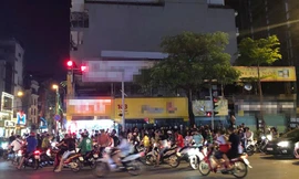 Rất đông người dân dừng lại theo dõi vụ việc. Ảnh: Facebook.