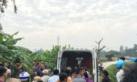 Nhiều người dân theo dõi vụ việc.