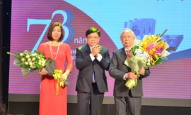 Ông Nguyễn Thế Kỷ tặng hoa cho các vị khách mời.