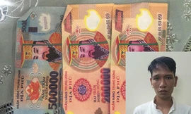 Phong cùng số tiền âm phủ trả lại cho du khách nước ngoài.