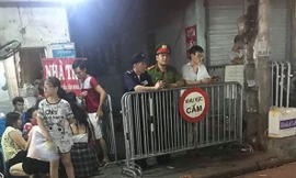 Công an phong tỏa hiện trường vụ phát hiện thi thể người sau đám cháy.